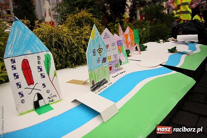 Zdjęcie w galerii na portalu naszraciborz.pl: Studenci PWSZ dzieciom - happening na Rynku wiadomości z regionu