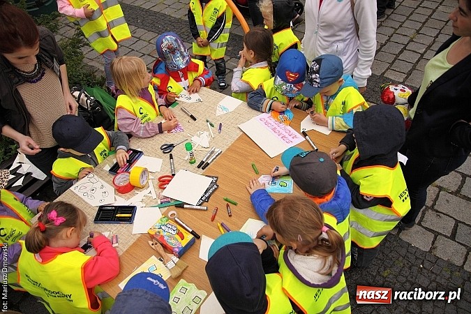 Zdjęcie w galerii na portalu naszraciborz.pl: Studenci PWSZ dzieciom - happening na Rynku wiadomości z regionu