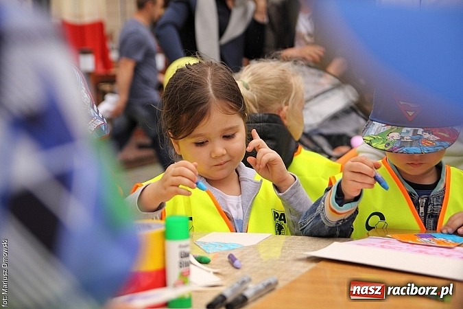 Zdjęcie w galerii na portalu naszraciborz.pl: Studenci PWSZ dzieciom - happening na Rynku wiadomości z regionu