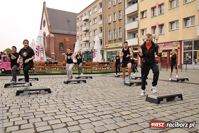 Zdjęcie w galerii na portalu naszraciborz.pl: Studenci PWSZ dzieciom - happening na Rynku wiadomości z regionu