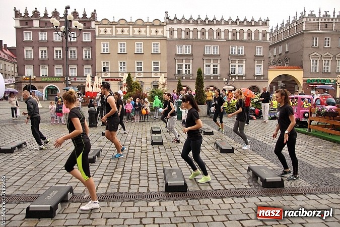Zdjęcie w galerii na portalu naszraciborz.pl: Studenci PWSZ dzieciom - happening na Rynku wiadomości z regionu