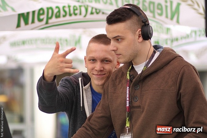 Zdjęcie w galerii na portalu naszraciborz.pl: Studenci PWSZ dzieciom - happening na Rynku wiadomości z regionu