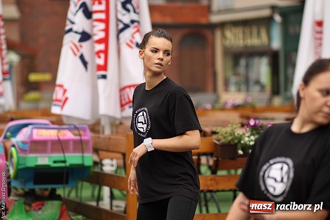 Zdjęcie w galerii na portalu naszraciborz.pl: Studenci PWSZ dzieciom - happening na Rynku wiadomości z regionu