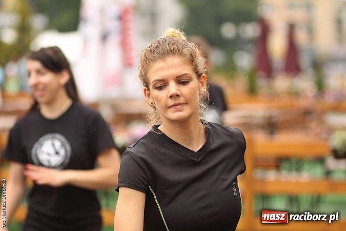 Zdjęcie w galerii na portalu naszraciborz.pl: Studenci PWSZ dzieciom - happening na Rynku wiadomości z regionu