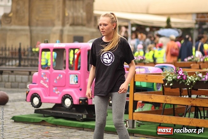 Zdjęcie w galerii na portalu naszraciborz.pl: Studenci PWSZ dzieciom - happening na Rynku wiadomości z regionu