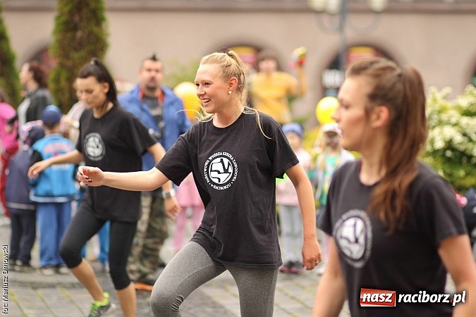 Zdjęcie w galerii na portalu naszraciborz.pl: Studenci PWSZ dzieciom - happening na Rynku wiadomości z regionu