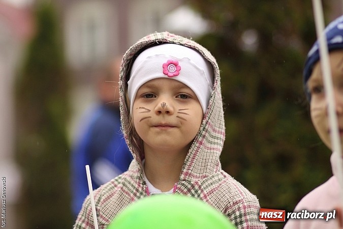 Zdjęcie w galerii na portalu naszraciborz.pl: Studenci PWSZ dzieciom - happening na Rynku wiadomości z regionu