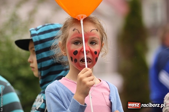 Zdjęcie w galerii na portalu naszraciborz.pl: Studenci PWSZ dzieciom - happening na Rynku wiadomości z regionu