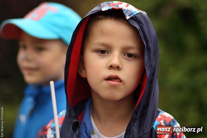 Zdjęcie w galerii na portalu naszraciborz.pl: Studenci PWSZ dzieciom - happening na Rynku wiadomości z regionu