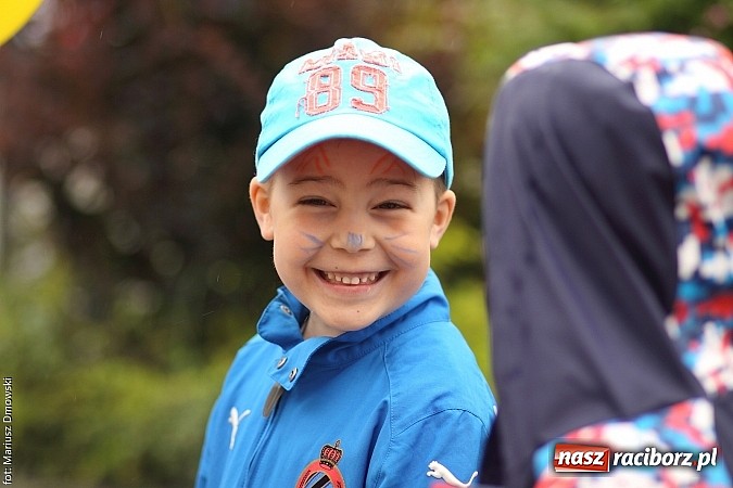 Zdjęcie w galerii na portalu naszraciborz.pl: Studenci PWSZ dzieciom - happening na Rynku wiadomości z regionu