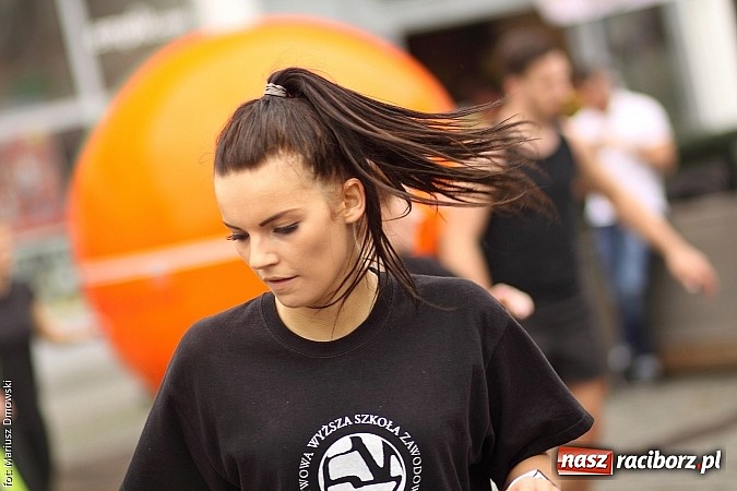 Zdjęcie w galerii na portalu naszraciborz.pl: Studenci PWSZ dzieciom - happening na Rynku wiadomości z regionu