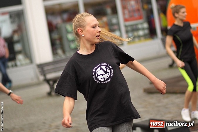 Zdjęcie w galerii na portalu naszraciborz.pl: Studenci PWSZ dzieciom - happening na Rynku wiadomości z regionu