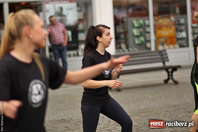 Zdjęcie w galerii na portalu naszraciborz.pl: Studenci PWSZ dzieciom - happening na Rynku wiadomości z regionu