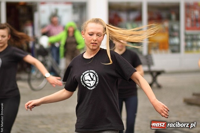 Zdjęcie w galerii na portalu naszraciborz.pl: Studenci PWSZ dzieciom - happening na Rynku wiadomości z regionu