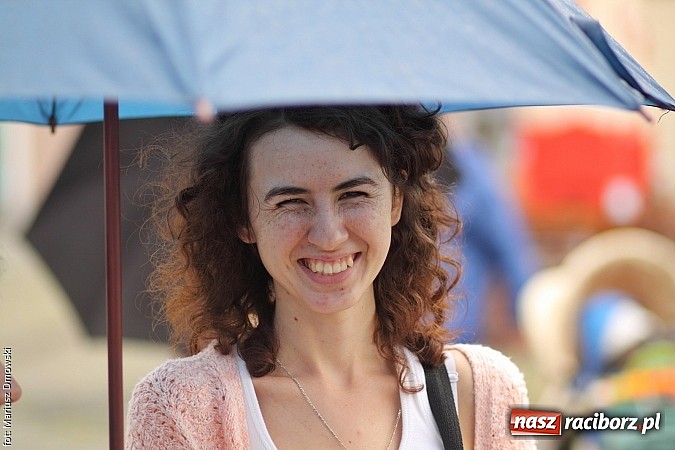 Zdjęcie w galerii na portalu naszraciborz.pl: Studenci PWSZ dzieciom - happening na Rynku wiadomości z regionu