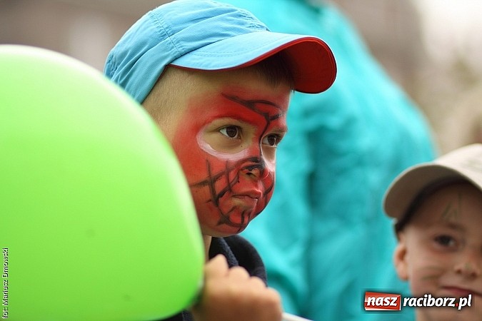 Zdjęcie w galerii na portalu naszraciborz.pl: Studenci PWSZ dzieciom - happening na Rynku wiadomości z regionu