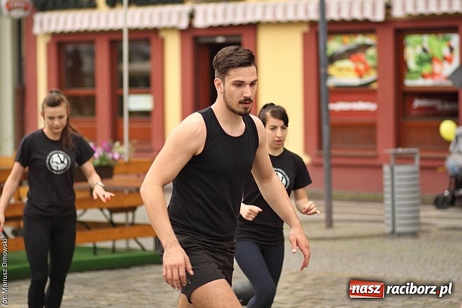 Zdjęcie w galerii na portalu naszraciborz.pl: Studenci PWSZ dzieciom - happening na Rynku wiadomości z regionu