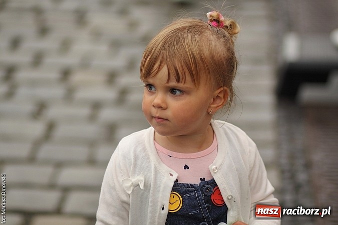 Zdjęcie w galerii na portalu naszraciborz.pl: Studenci PWSZ dzieciom - happening na Rynku wiadomości z regionu