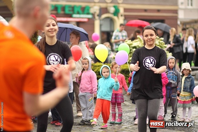 Zdjęcie w galerii na portalu naszraciborz.pl: Studenci PWSZ dzieciom - happening na Rynku wiadomości z regionu
