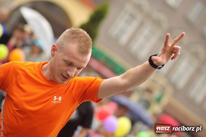 Zdjęcie w galerii na portalu naszraciborz.pl: Studenci PWSZ dzieciom - happening na Rynku wiadomości z regionu