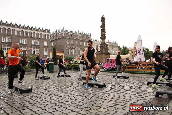 Zdjęcie w galerii na portalu naszraciborz.pl: Studenci PWSZ dzieciom - happening na Rynku wiadomości z regionu