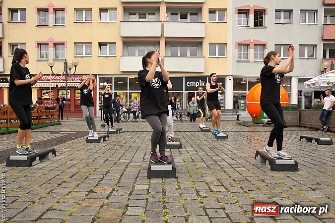 Zdjęcie w galerii na portalu naszraciborz.pl: Studenci PWSZ dzieciom - happening na Rynku wiadomości z regionu