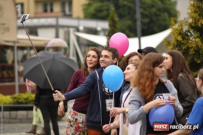 Zdjęcie w galerii na portalu naszraciborz.pl: Studenci PWSZ dzieciom - happening na Rynku wiadomości z regionu