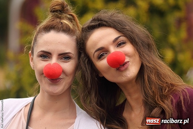 Zdjęcie w galerii na portalu naszraciborz.pl: Studenci PWSZ dzieciom - happening na Rynku wiadomości z regionu