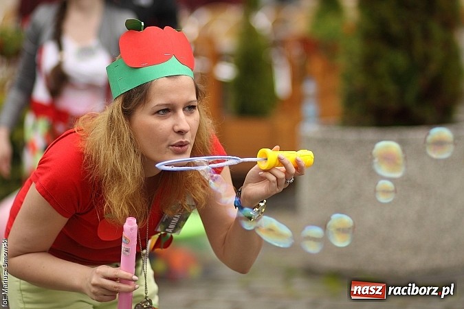 Zdjęcie w galerii na portalu naszraciborz.pl: Studenci PWSZ dzieciom - happening na Rynku wiadomości z regionu