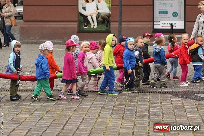 Zdjęcie w galerii na portalu naszraciborz.pl: Studenci PWSZ dzieciom - happening na Rynku wiadomości z regionu