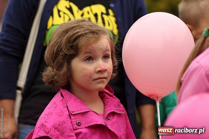 Zdjęcie w galerii na portalu naszraciborz.pl: Studenci PWSZ dzieciom - happening na Rynku wiadomości z regionu
