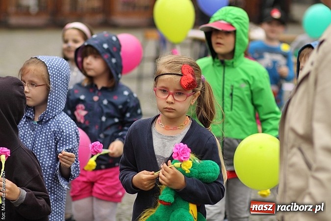 Zdjęcie w galerii na portalu naszraciborz.pl: Studenci PWSZ dzieciom - happening na Rynku wiadomości z regionu