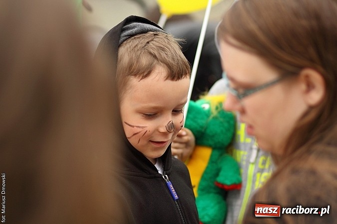 Zdjęcie w galerii na portalu naszraciborz.pl: Studenci PWSZ dzieciom - happening na Rynku wiadomości z regionu