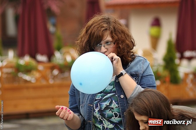 Zdjęcie w galerii na portalu naszraciborz.pl: Studenci PWSZ dzieciom - happening na Rynku wiadomości z regionu