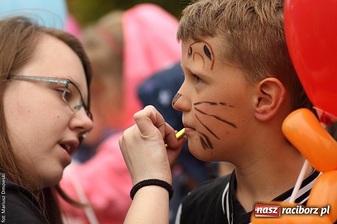 Zdjęcie w galerii na portalu naszraciborz.pl: Studenci PWSZ dzieciom - happening na Rynku wiadomości z regionu