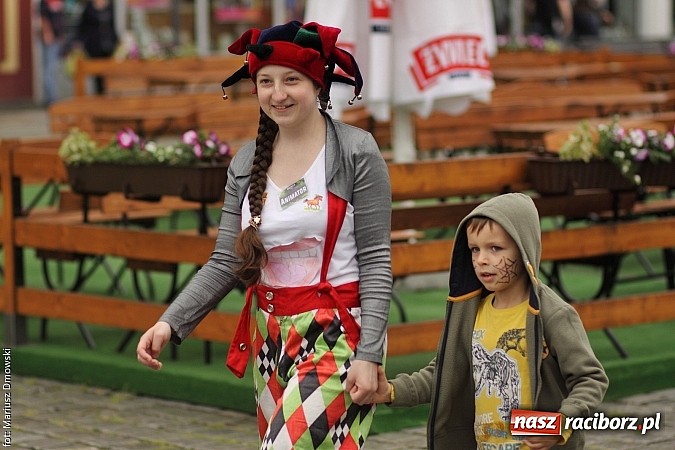 Zdjęcie w galerii na portalu naszraciborz.pl: Studenci PWSZ dzieciom - happening na Rynku wiadomości z regionu