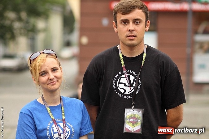 Zdjęcie w galerii na portalu naszraciborz.pl: Studenci PWSZ dzieciom - happening na Rynku wiadomości z regionu