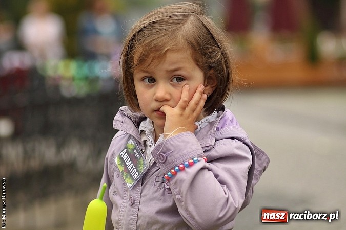 Zdjęcie w galerii na portalu naszraciborz.pl: Studenci PWSZ dzieciom - happening na Rynku wiadomości z regionu