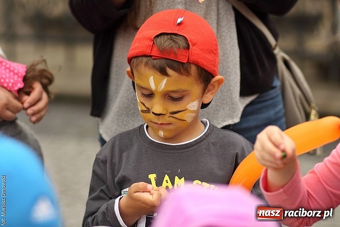 Zdjęcie w galerii na portalu naszraciborz.pl: Studenci PWSZ dzieciom - happening na Rynku wiadomości z regionu