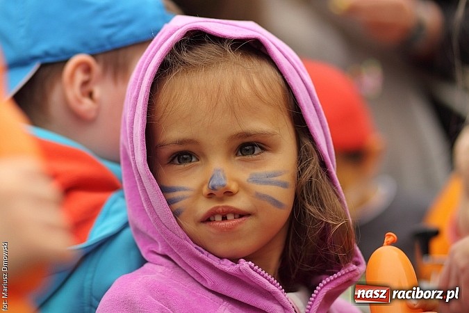 Zdjęcie w galerii na portalu naszraciborz.pl: Studenci PWSZ dzieciom - happening na Rynku wiadomości z regionu
