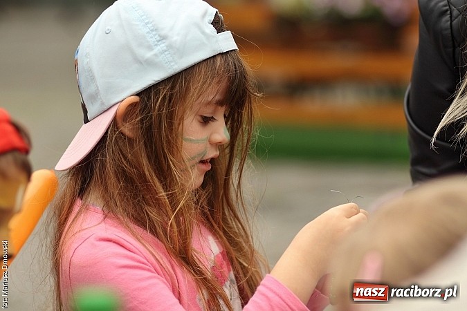 Zdjęcie w galerii na portalu naszraciborz.pl: Studenci PWSZ dzieciom - happening na Rynku wiadomości z regionu