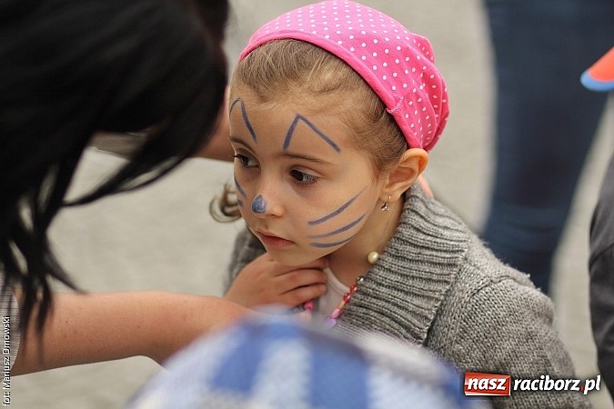 Zdjęcie w galerii na portalu naszraciborz.pl: Studenci PWSZ dzieciom - happening na Rynku wiadomości z regionu