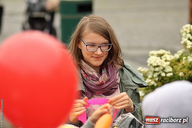Zdjęcie w galerii na portalu naszraciborz.pl: Studenci PWSZ dzieciom - happening na Rynku wiadomości z regionu