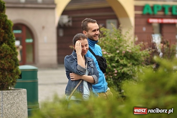 Zdjęcie w galerii na portalu naszraciborz.pl: Studenci PWSZ dzieciom - happening na Rynku wiadomości z regionu