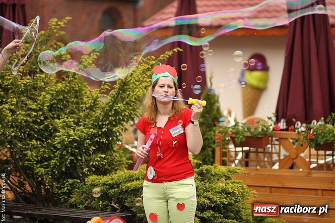 Zdjęcie w galerii na portalu naszraciborz.pl: Studenci PWSZ dzieciom - happening na Rynku wiadomości z regionu