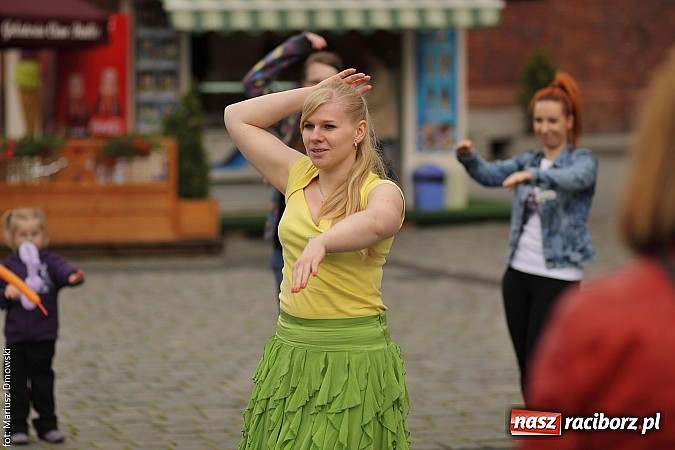 Zdjęcie w galerii na portalu naszraciborz.pl: Studenci PWSZ dzieciom - happening na Rynku wiadomości z regionu