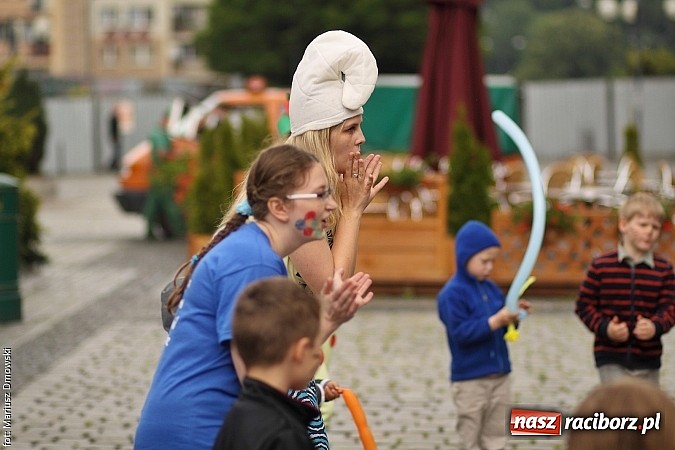 Zdjęcie w galerii na portalu naszraciborz.pl: Studenci PWSZ dzieciom - happening na Rynku wiadomości z regionu