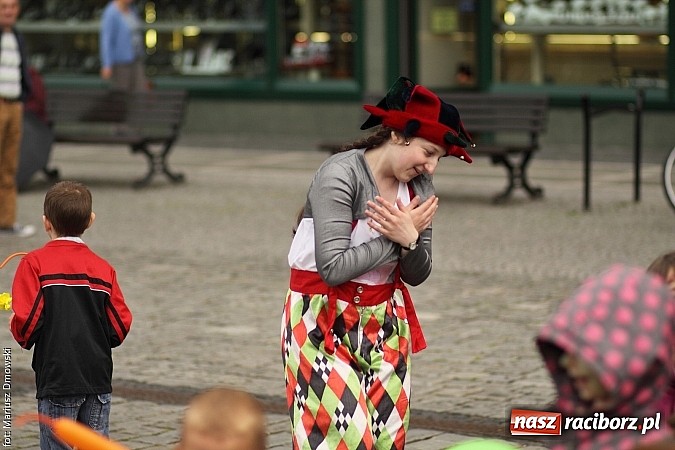 Zdjęcie w galerii na portalu naszraciborz.pl: Studenci PWSZ dzieciom - happening na Rynku wiadomości z regionu