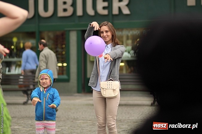 Zdjęcie w galerii na portalu naszraciborz.pl: Studenci PWSZ dzieciom - happening na Rynku wiadomości z regionu