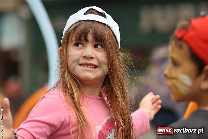 Zdjęcie w galerii na portalu naszraciborz.pl: Studenci PWSZ dzieciom - happening na Rynku wiadomości z regionu